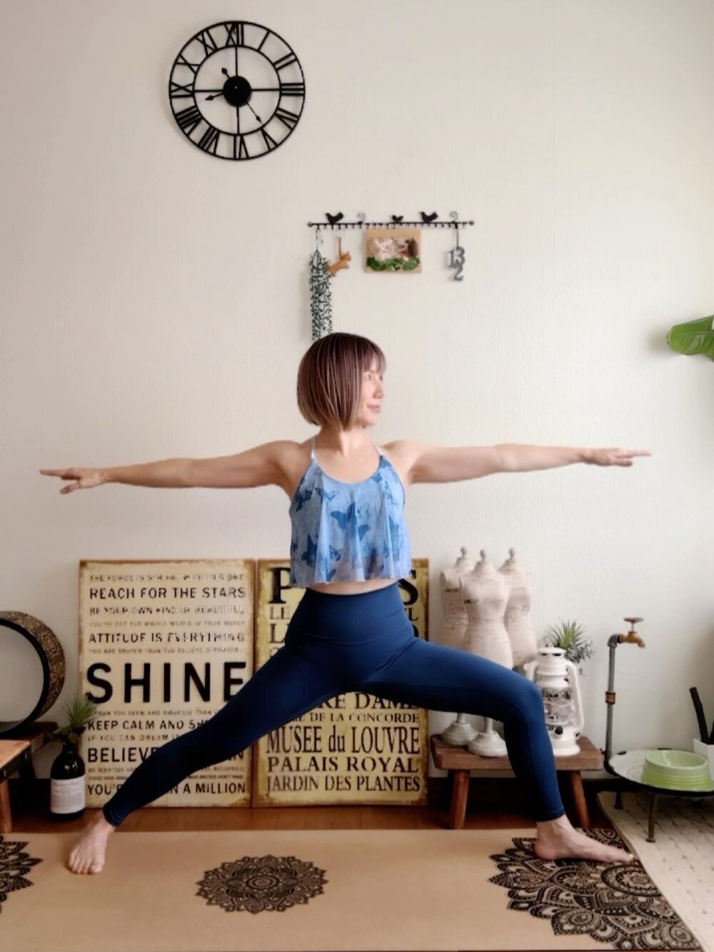 ブルー系のキャミソール、ブルー系のレギンス/スパッツ、ピンク系のウィッグを着用したレディースの夏コーディネートの3枚目の写真