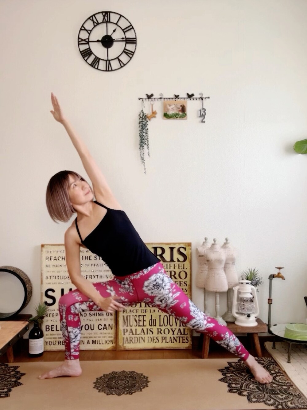 ブラック系のキャミソール、ピンク系のウィッグ、レッド系のレギンス/スパッツを着用したレディースの夏コーディネートの3枚目の写真