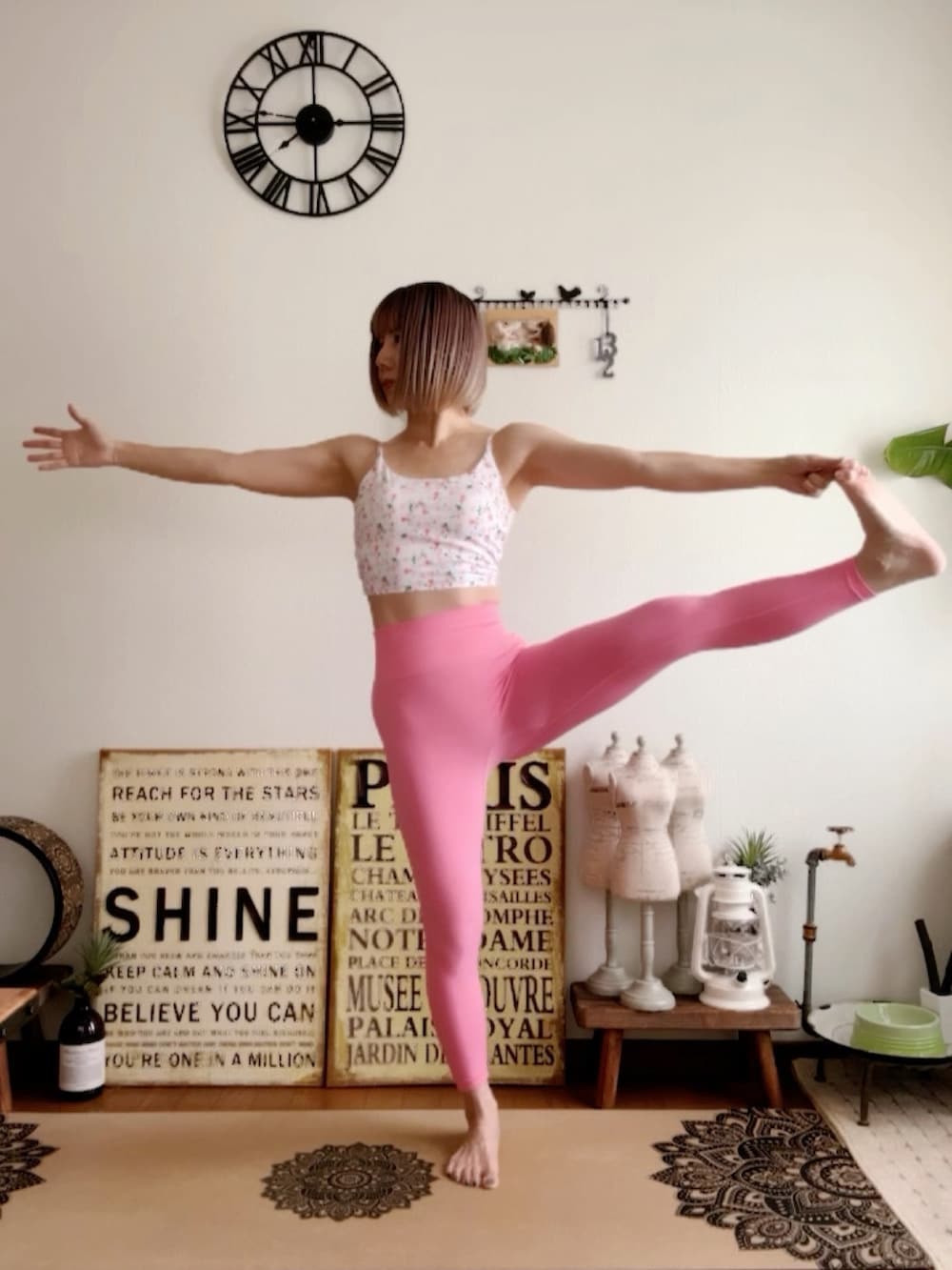 レッド系のレギンス/スパッツ、ピンク系のウィッグ、ピンク系のレギンス/スパッツを着用したレディースの夏コーディネートの2枚目の写真