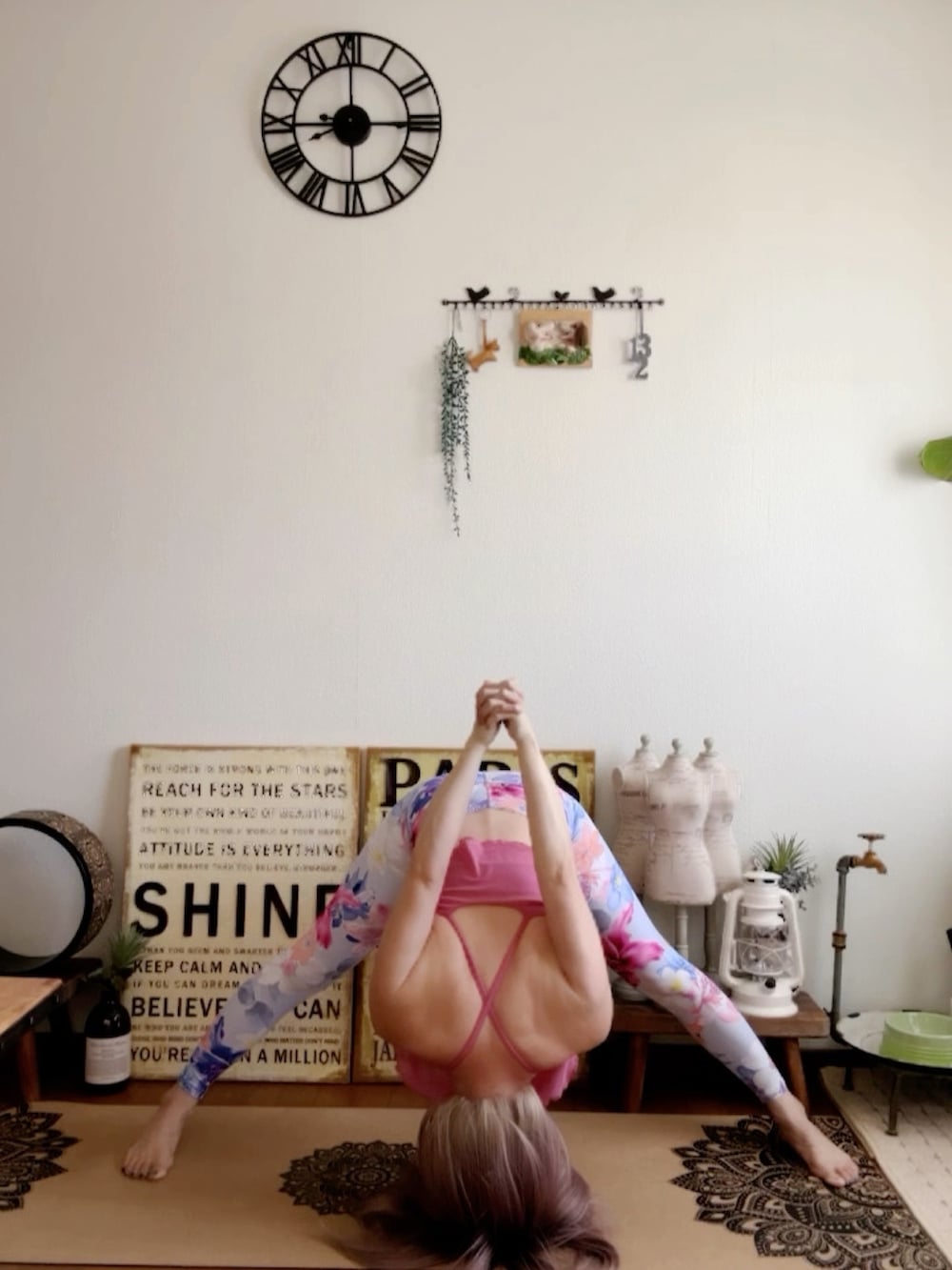 ピンク系のキャミソール、ブルー系のレギンス/スパッツ、ピンク系のウィッグを着用したレディースの秋コーディネートの5枚目の写真