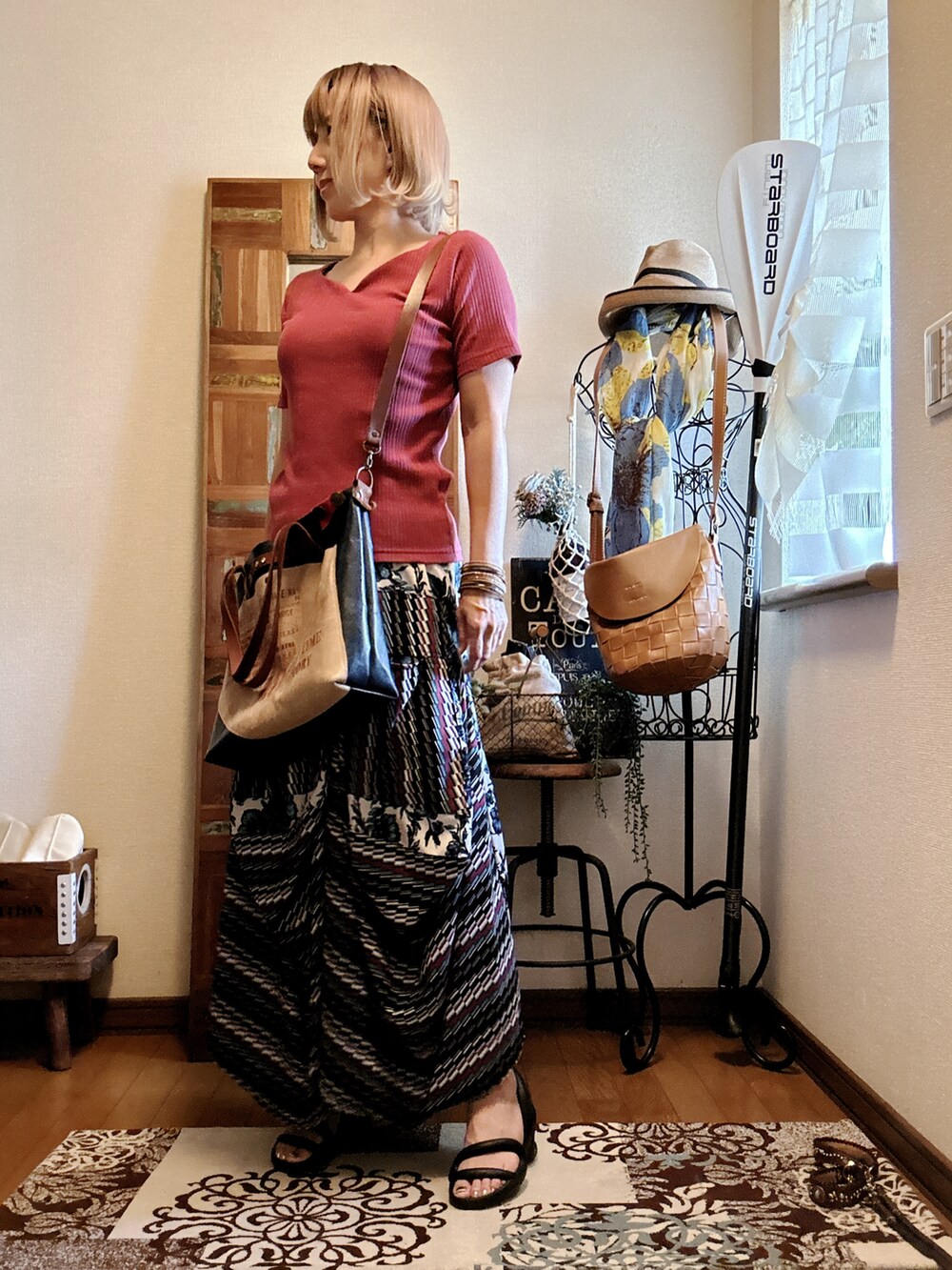 ピンク系のTシャツ/カットソー、ブルー系のスカート、ブルー系のトートバッグを着用したレディースの秋コーディネートの2枚目の写真