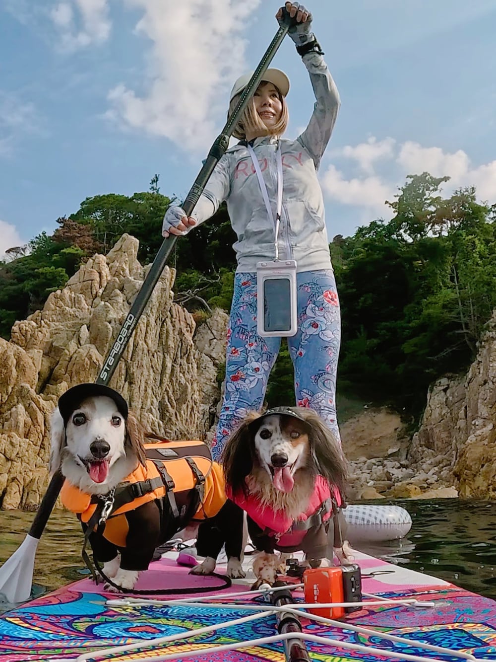 ホワイト系のキャップ、ブルー系のラッシュガード、ブルー系のレギンス/スパッツを着用したレディースの夏コーディネートの4枚目の写真