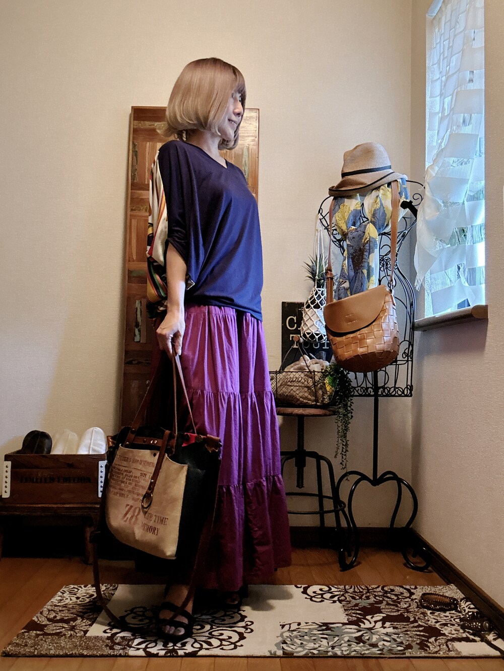 ブルー系のTシャツ/カットソー、ブルー系のトートバッグ、ピンク系のスカートを着用したレディースの夏コーディネートの3枚目の写真