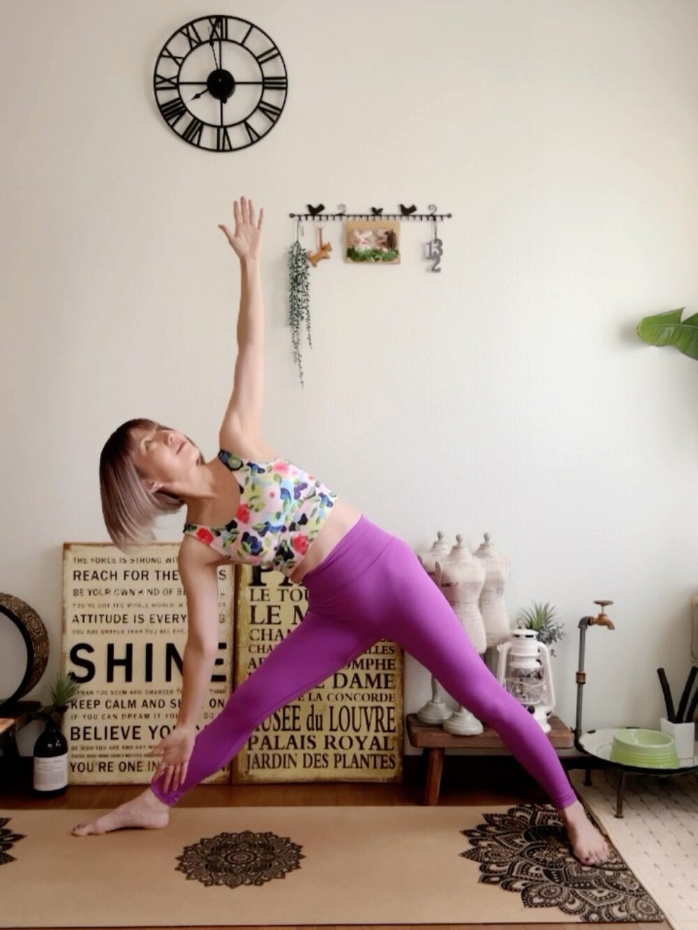 ピンク系のキャミソール、ピンク系のウィッグ、パープル系のレギンス/スパッツを着用したレディースの夏コーディネートの4枚目の写真