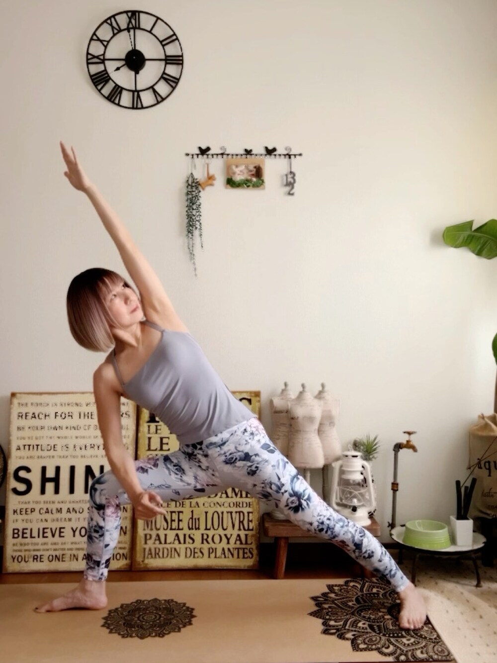 ブルー系のキャミソール、ブルー系のレギンス/スパッツ、ピンク系のウィッグを着用したレディースの夏コーディネートの4枚目の写真