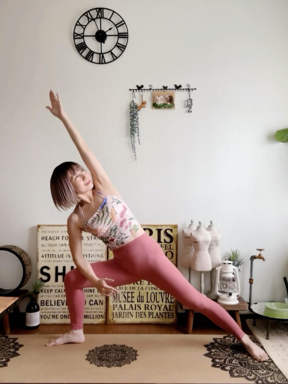 ピンク系のキャミソール、ピンク系のレギンス/スパッツ、ピンク系のウィッグを着用したレディースの夏コーディネートの4枚目の写真