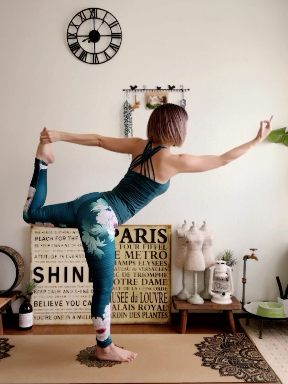 グリーン系のキャミソール、ピンク系のウィッグ、グリーン系のレギンス/スパッツを着用したレディースの夏コーディネートの2枚目の写真