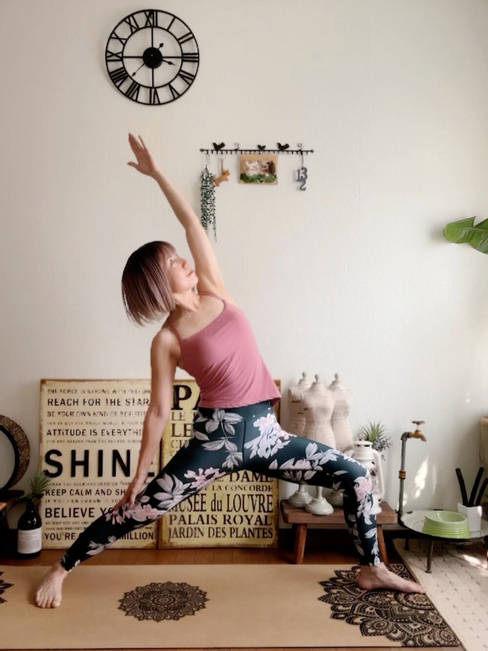 ピンク系のキャミソール、ピンク系のウィッグ、ブラック系のレギンス/スパッツを着用したレディースの夏コーディネートの2枚目の写真