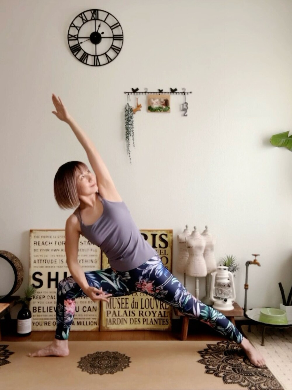 パープル系のキャミソール、ブルー系のレギンス/スパッツ、ピンク系のウィッグを着用したレディースの夏コーディネートの2枚目の写真