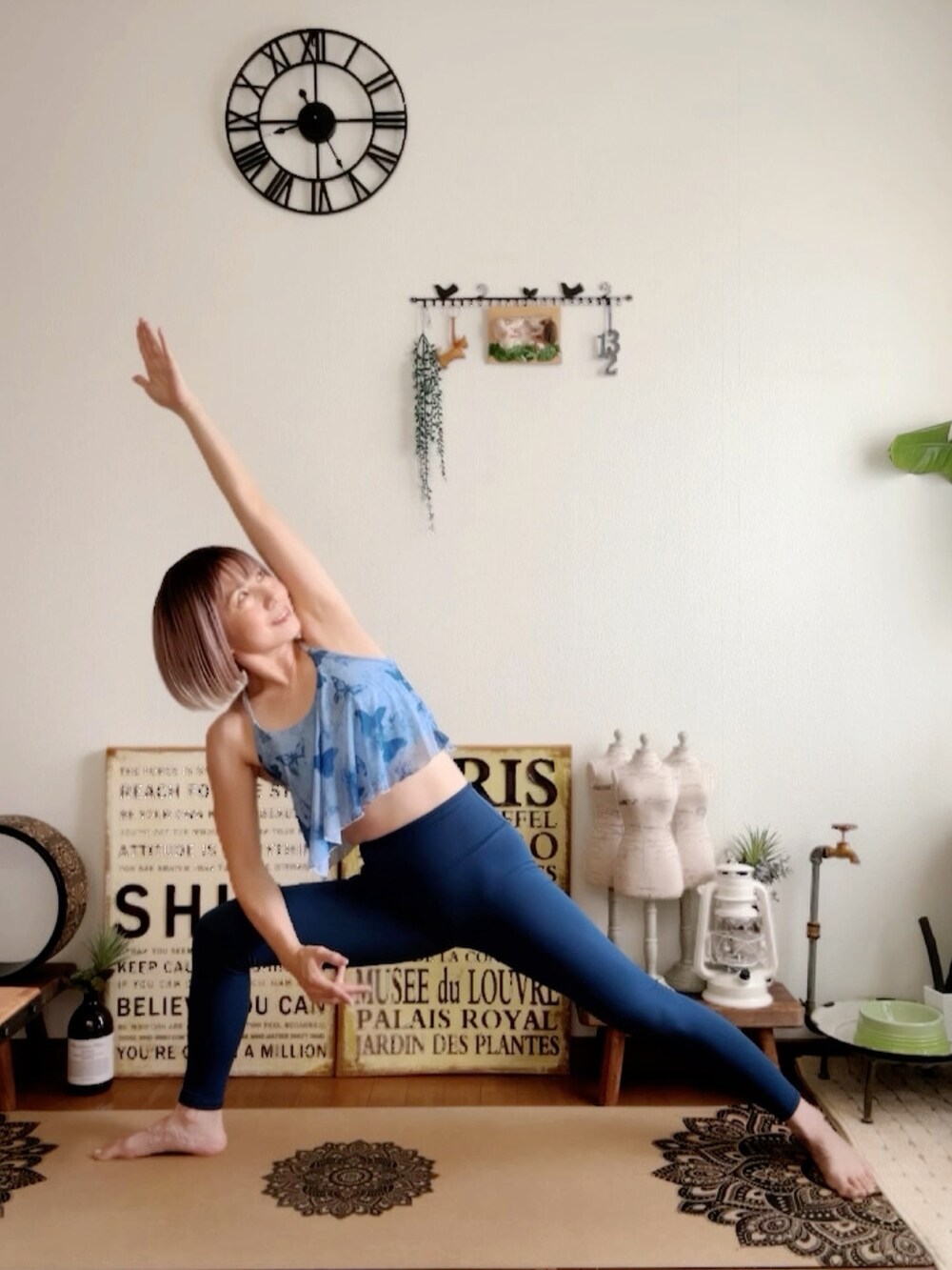 ブルー系のキャミソール、ブルー系のレギンス/スパッツ、ピンク系のウィッグを着用したレディースの夏コーディネートの2枚目の写真