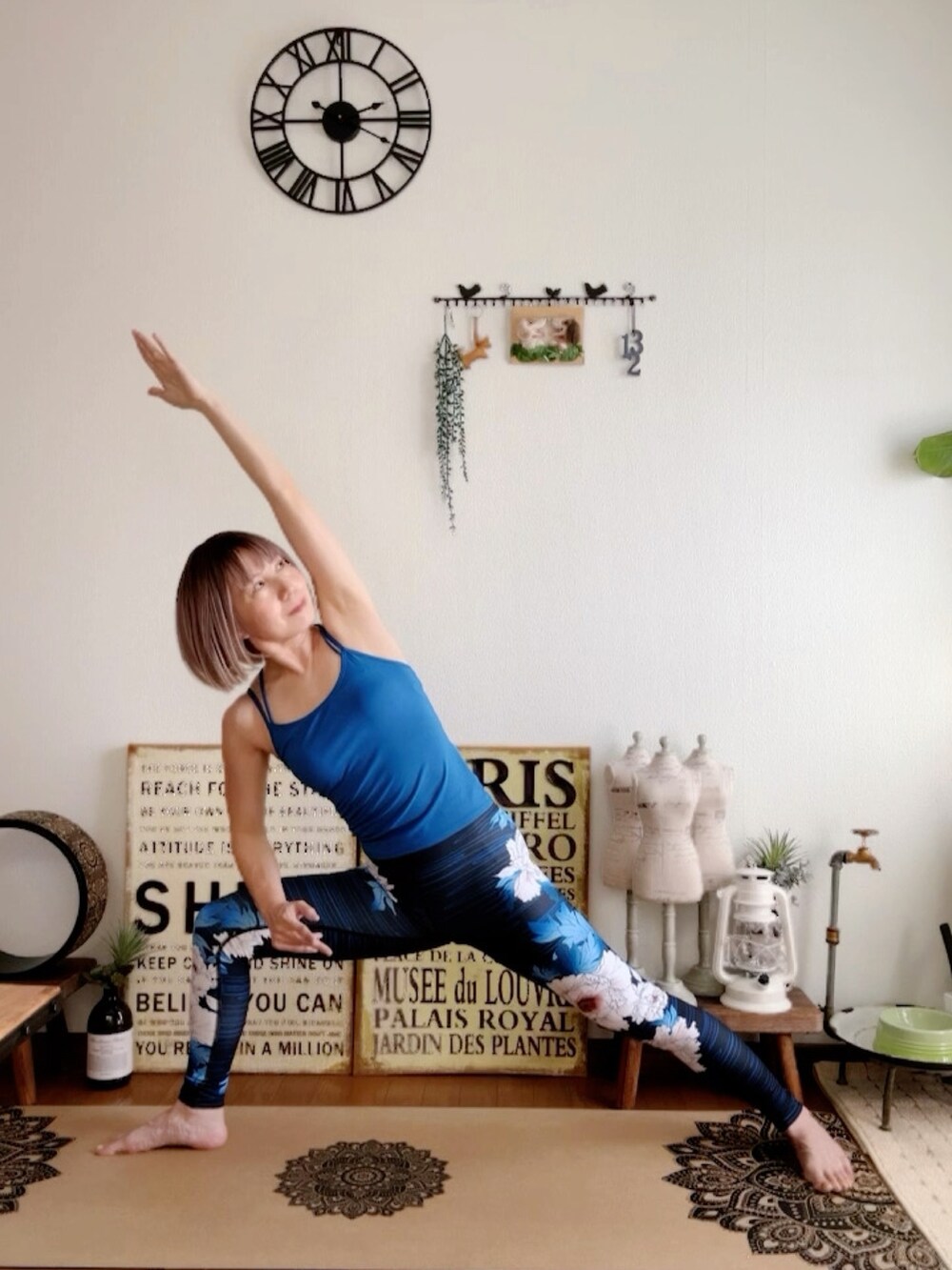 ブルー系のキャミソール、ブルー系のレギンス/スパッツ、ピンク系のウィッグを着用したレディースの夏コーディネートの2枚目の写真