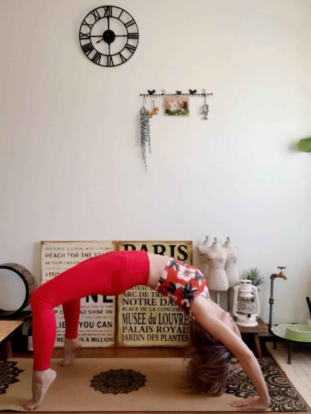 オレンジ系のキャミソール、レッド系のレギンス/スパッツ、ピンク系のウィッグを着用したレディースの夏コーディネートの4枚目の写真