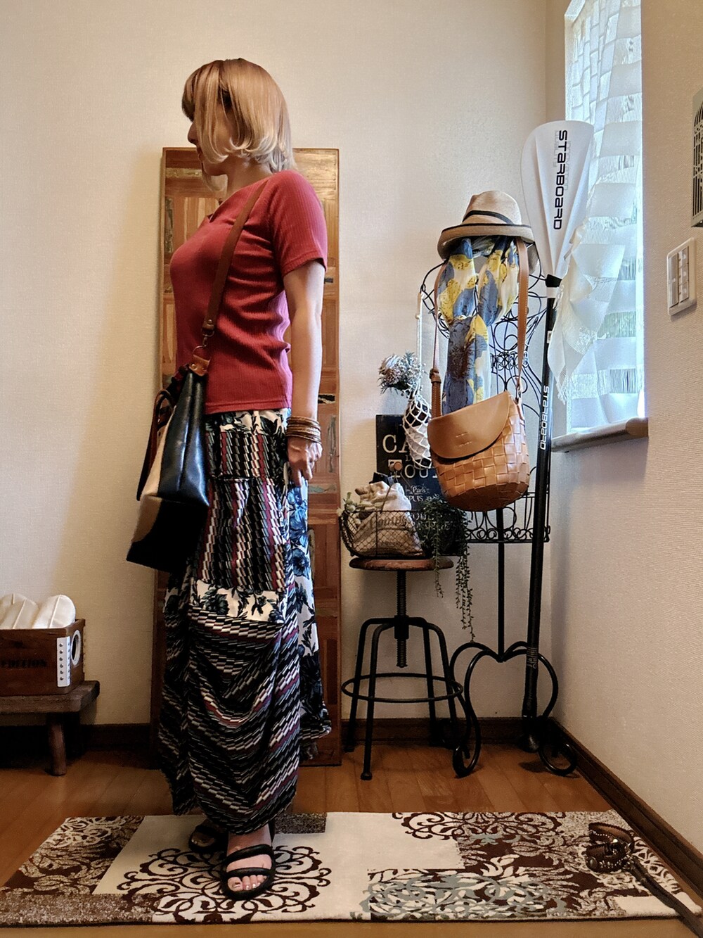 ピンク系のTシャツ/カットソー、ブルー系のスカート、ブルー系のトートバッグを着用したレディースの秋コーディネートの3枚目の写真