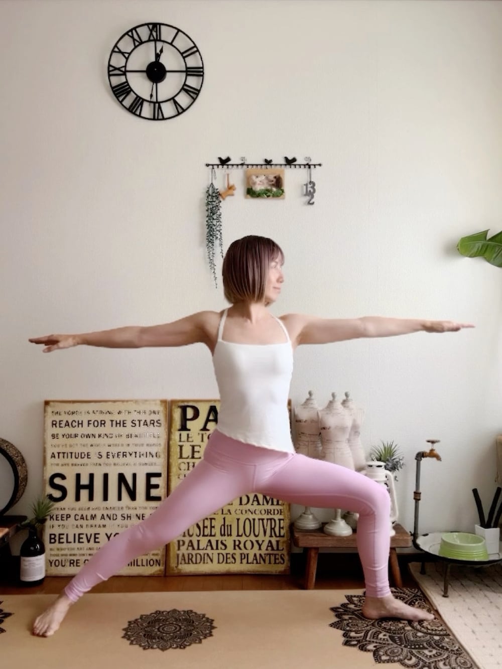 ホワイト系のキャミソール、ピンク系のレギンス/スパッツ、ピンク系のウィッグを着用したレディースの夏コーディネートの2枚目の写真