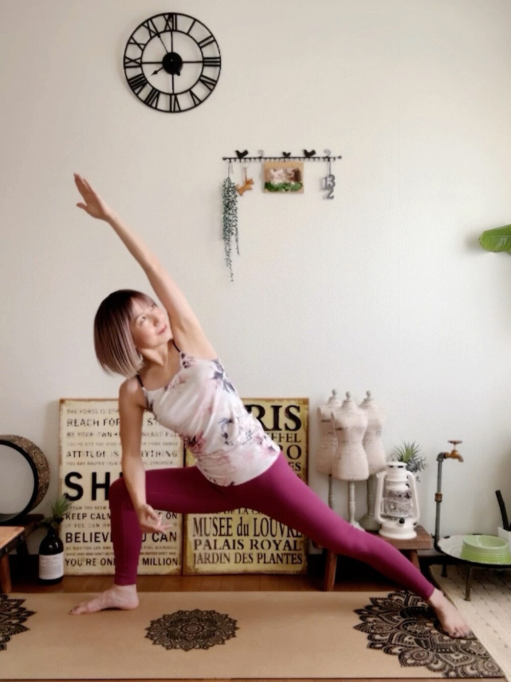 ピンク系のキャミソール、ピンク系のウィッグ、ピンク系のレギンス/スパッツを着用したレディースの夏コーディネートの5枚目の写真