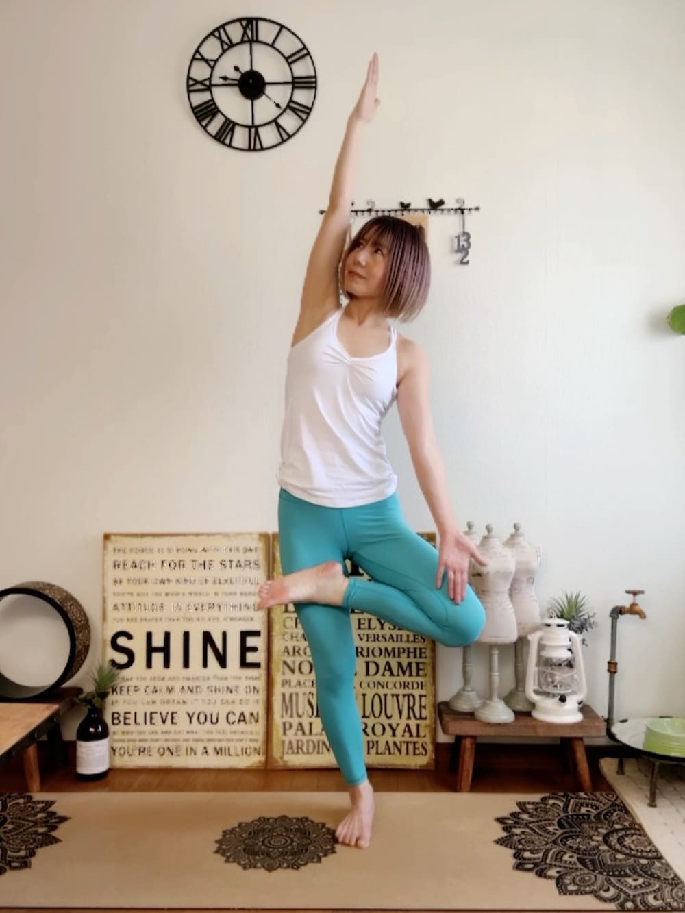 ホワイト系のキャミソール、ブルー系のレギンス/スパッツ、ピンク系のウィッグを着用したレディースの夏コーディネートの3枚目の写真