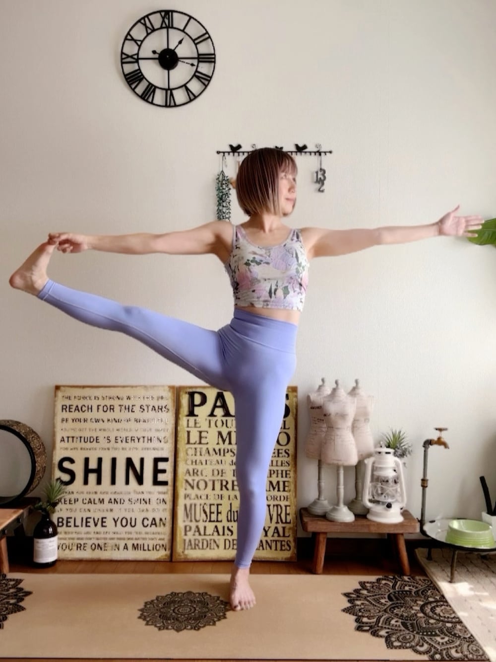 パープル系のキャミソール、パープル系のレギンス/スパッツ、ピンク系のウィッグを着用したレディースの夏コーディネートの2枚目の写真