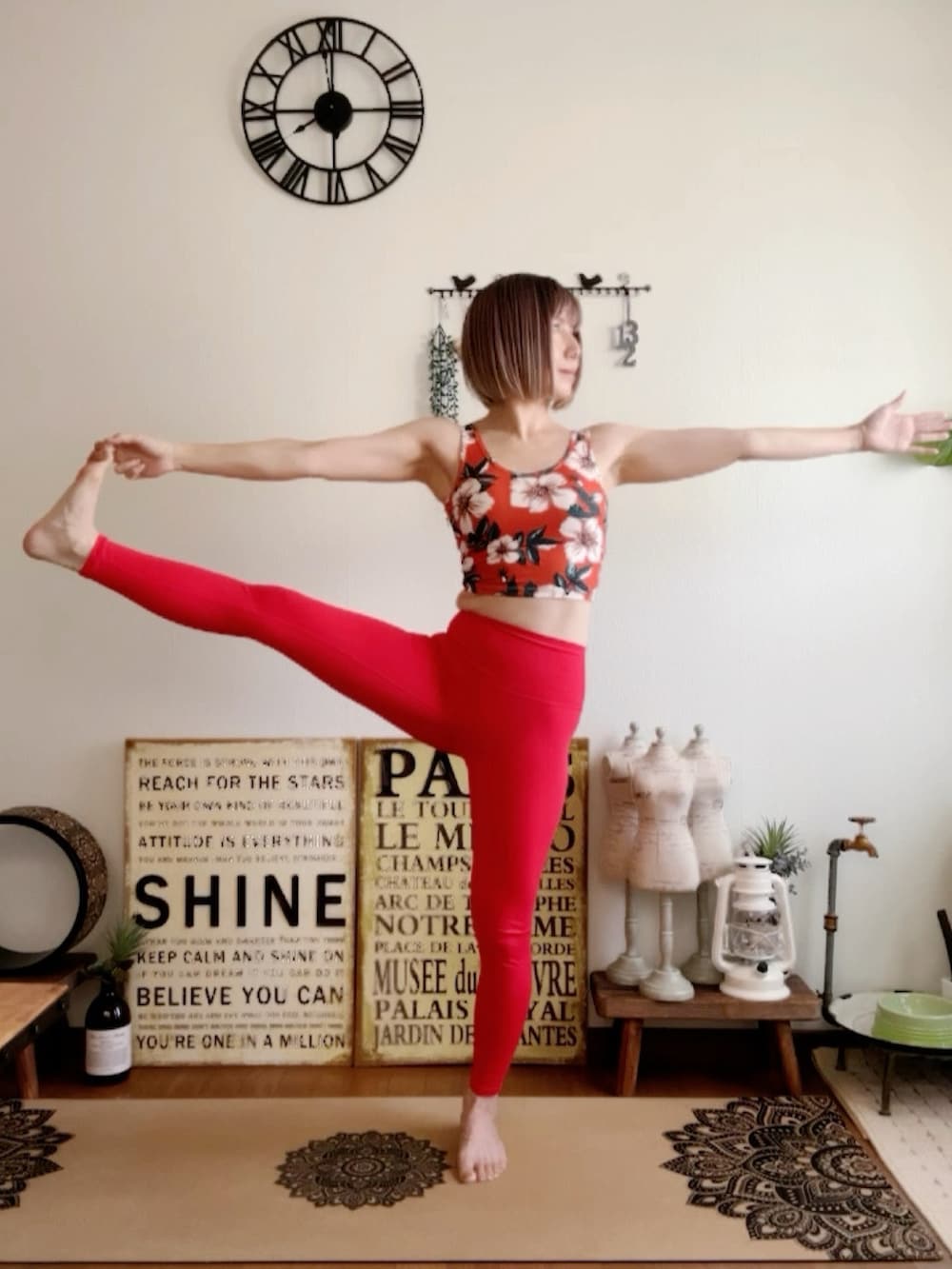 オレンジ系のキャミソール、レッド系のレギンス/スパッツ、ピンク系のウィッグを着用したレディースの夏コーディネートの3枚目の写真