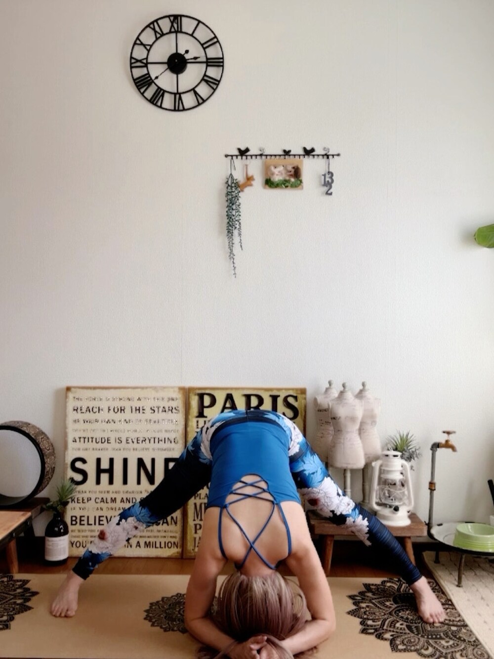 ブルー系のキャミソール、ブルー系のレギンス/スパッツ、ピンク系のウィッグを着用したレディースの夏コーディネートの4枚目の写真