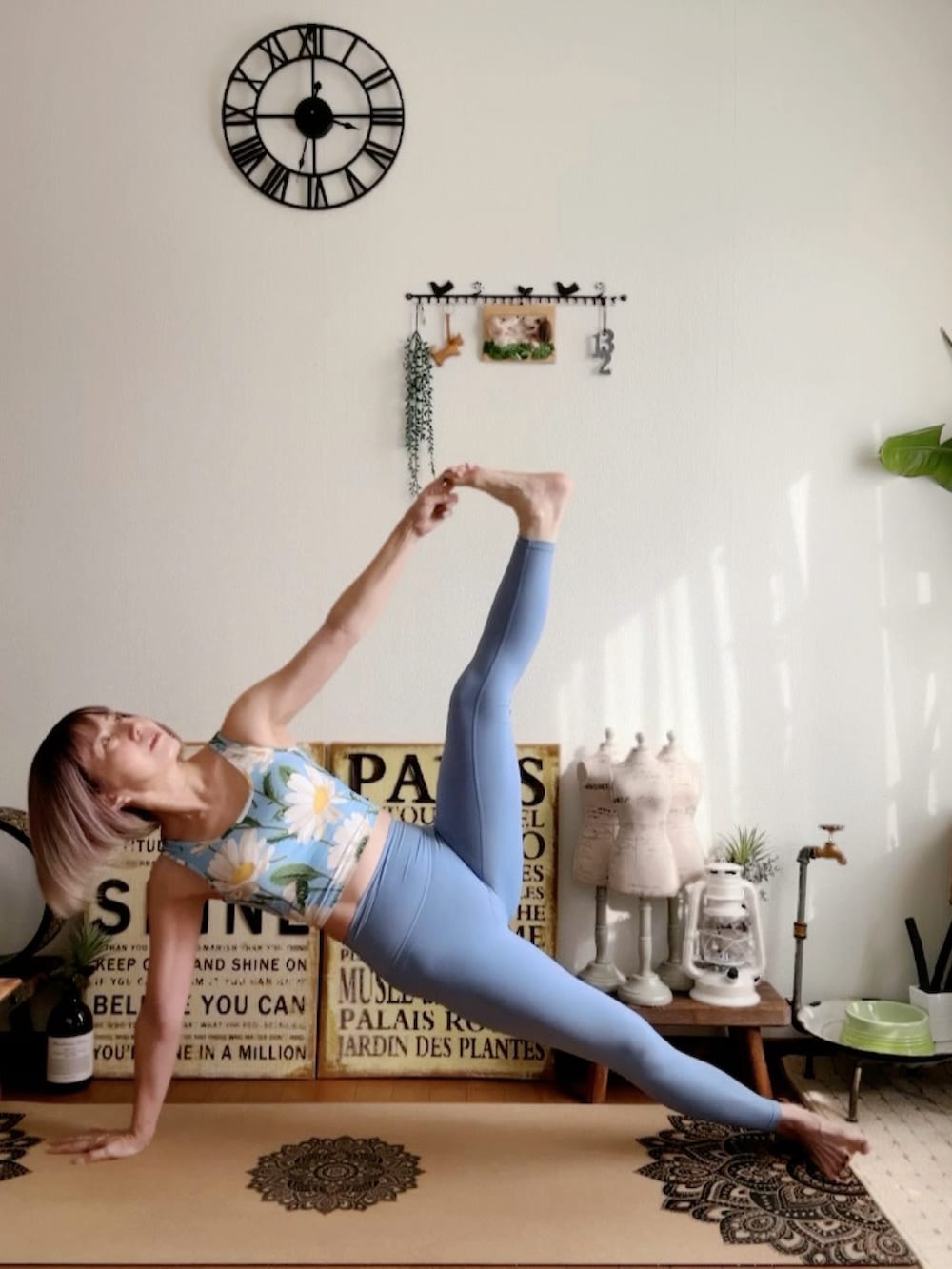 ブルー系のキャミソール、ブルー系のレギンス/スパッツ、ピンク系のウィッグを着用したレディースの秋コーディネートの2枚目の写真