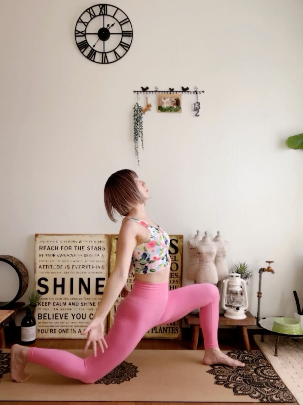 ピンク系のキャミソール、ピンク系のウィッグ、ピンク系のレギンス/スパッツを着用したレディースの夏コーディネートの5枚目の写真