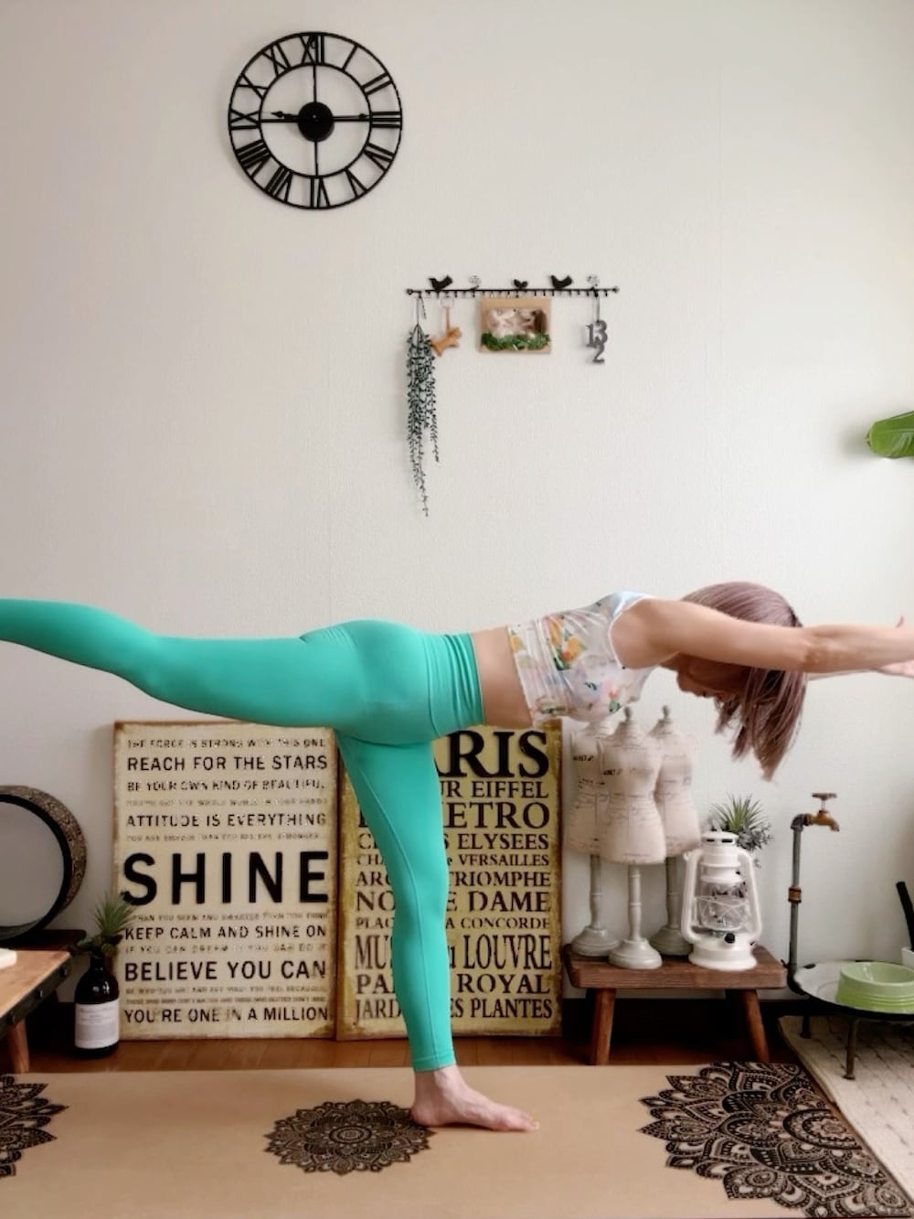 「YOGA、yoga wear、ヨガウェア、ヨガ、ヨガレギンス、ZOMIGEN」｜「ZOMIGENのZOMIGEN｜カラフル花柄ヨガタンク 夏ヨガブラ　S（キャミソール、ブルー系）」を使った、𝓮𝓽𝓼𝓾*さん（レディース・157cm）の夏コーディネートの4枚目の写真