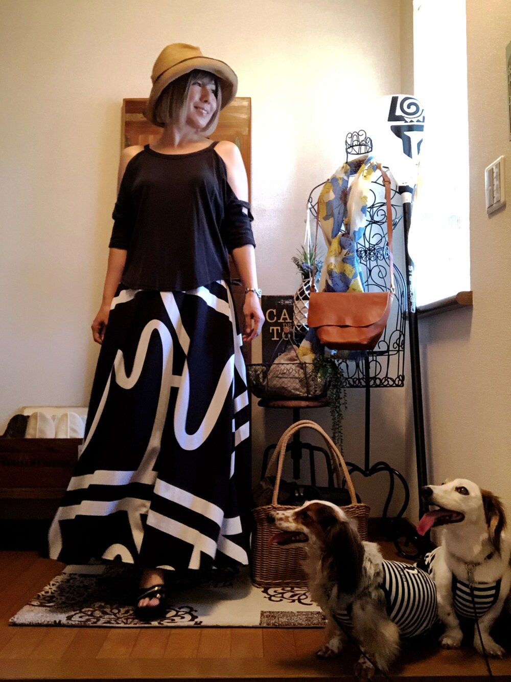 ブラック系のTシャツ/カットソー、ブラック系のスカート、ゴールド系のサンダルを着用したレディースの夏コーディネートの2枚目の写真