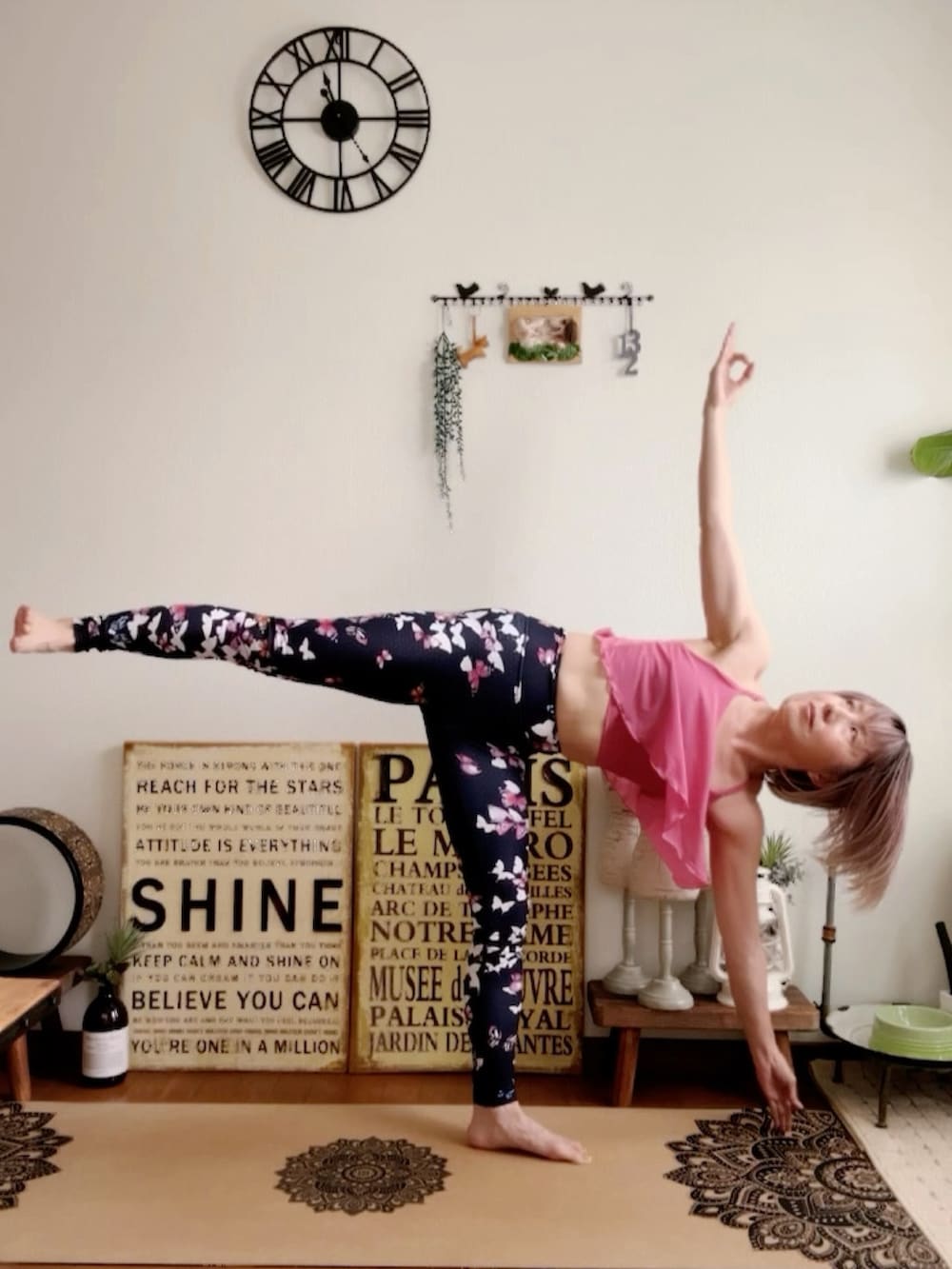 ピンク系のキャミソール、ピンク系のウィッグ、ブラック系のレギンス/スパッツを着用したレディースの夏コーディネートの5枚目の写真