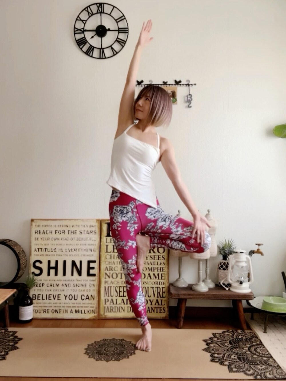 ホワイト系のキャミソール、ピンク系のウィッグ、レッド系のレギンス/スパッツを着用したレディースの秋コーディネートの2枚目の写真