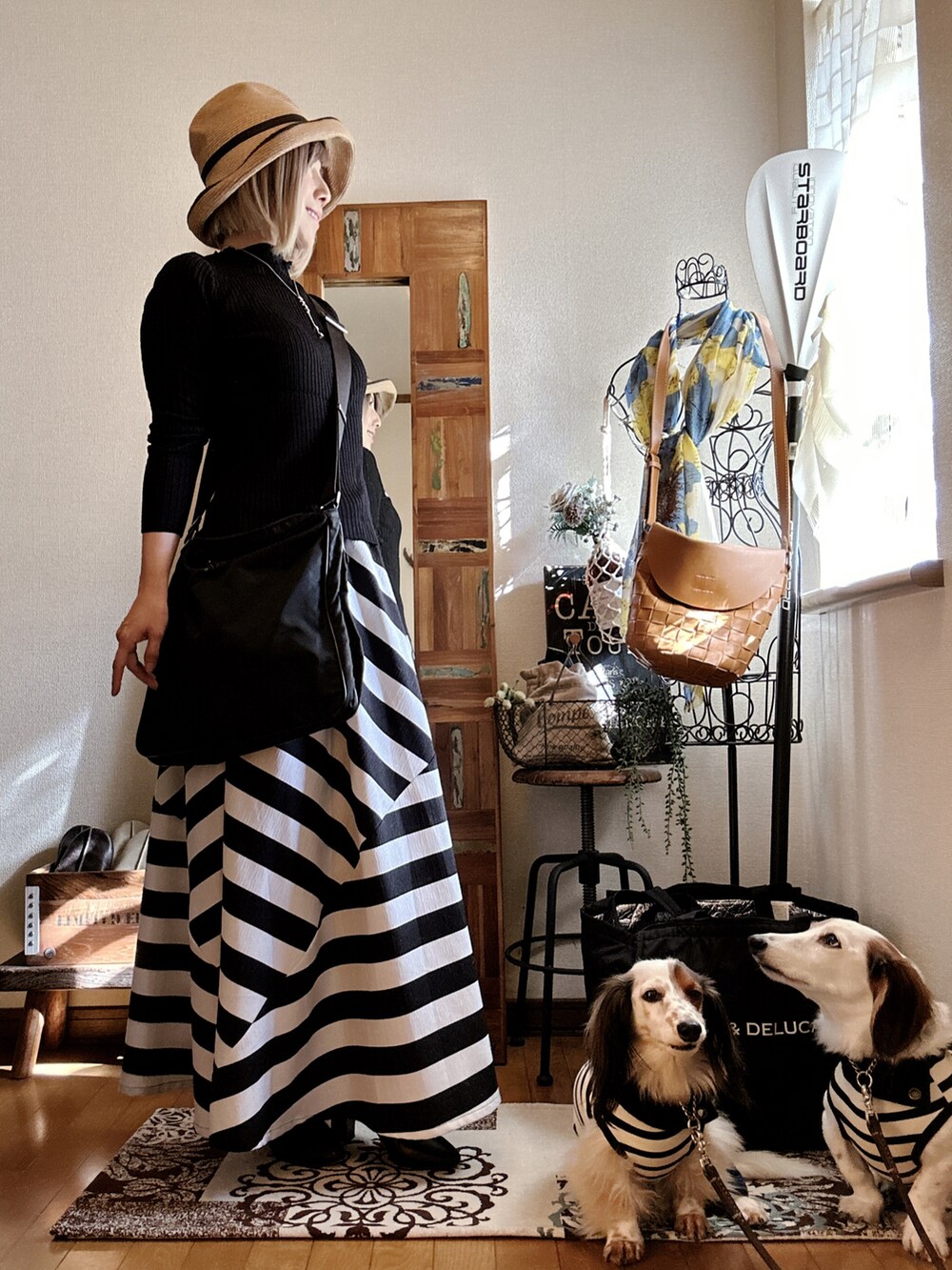 ブラック系のニット/セーター、ブラック系のショルダーバッグ、ブラック系のスカートを着用したレディースの秋コーディネートの3枚目の写真