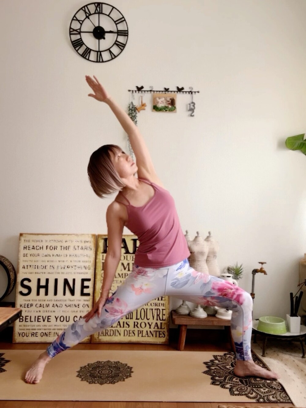 ピンク系のキャミソール、ピンク系のウィッグ、ブルー系のレギンス/スパッツを着用したレディースの夏コーディネートの4枚目の写真