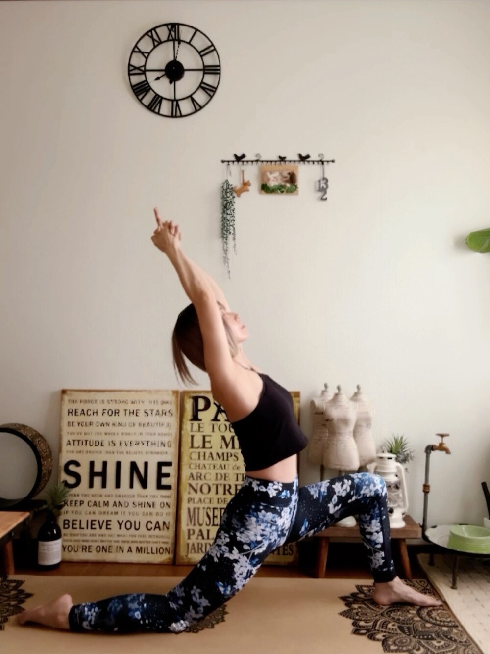 ブラック系のキャミソール、ブルー系のレギンス/スパッツ、ピンク系のウィッグを着用したレディースの秋コーディネートの3枚目の写真