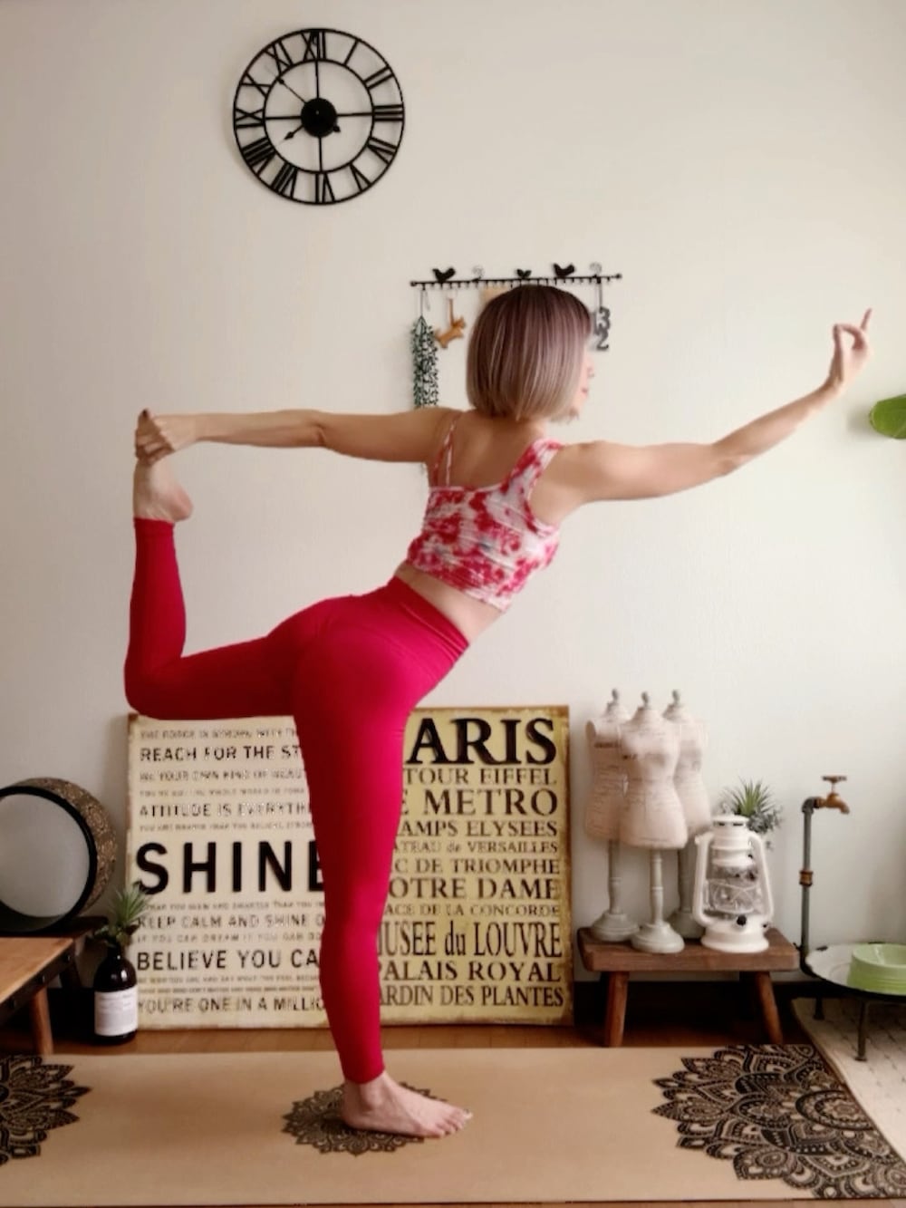 レッド系のキャミソール、レッド系のレギンス/スパッツ、ピンク系のウィッグを着用したレディースの秋コーディネートの2枚目の写真