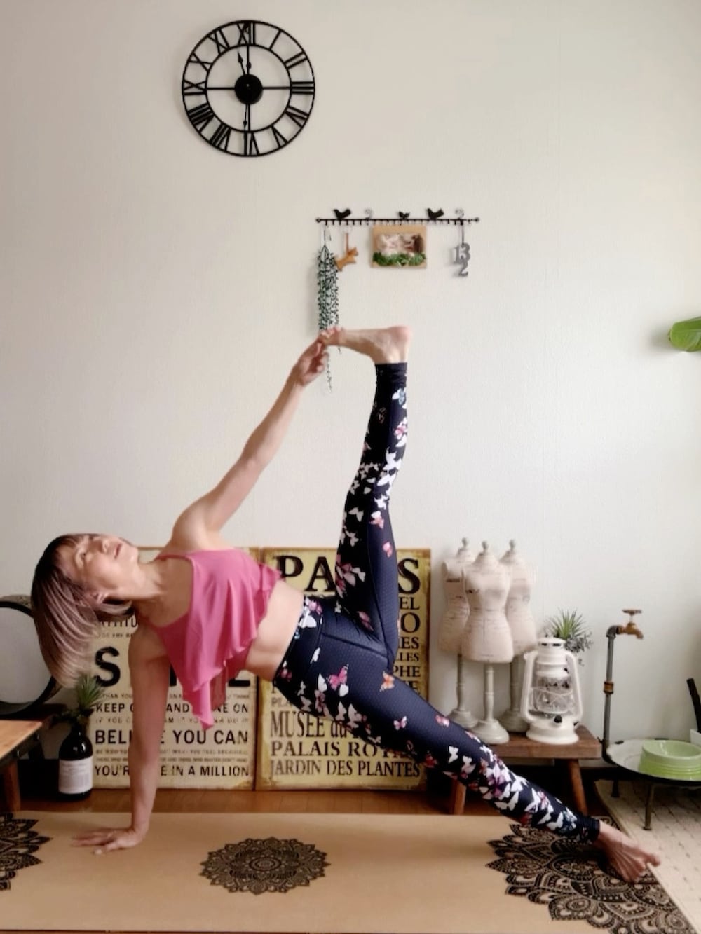 ピンク系のキャミソール、ピンク系のウィッグ、ブラック系のレギンス/スパッツを着用したレディースの夏コーディネートの3枚目の写真