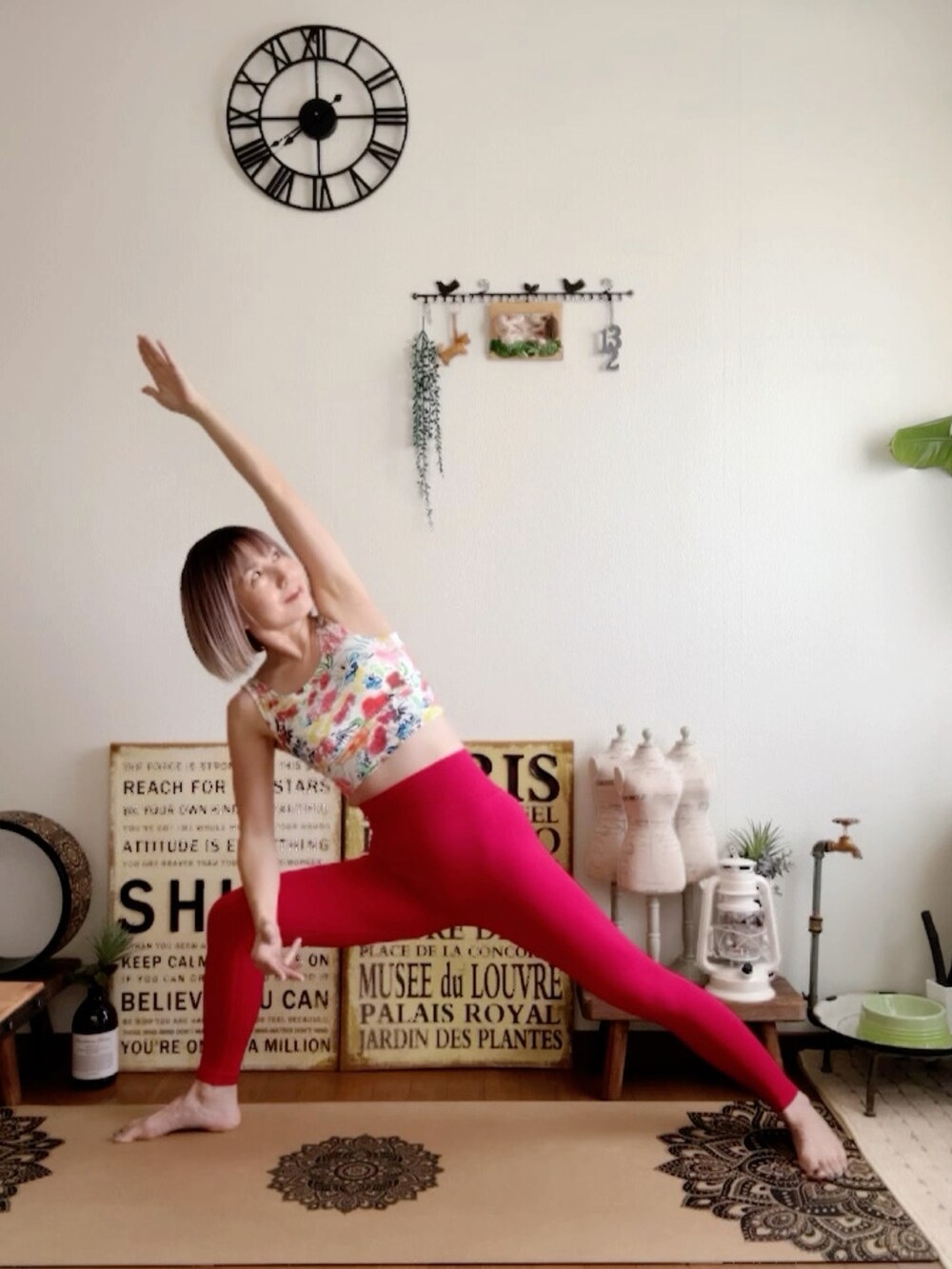 その他のキャミソール、レッド系のレギンス/スパッツ、ピンク系のウィッグを着用したレディースの夏コーディネートの3枚目の写真