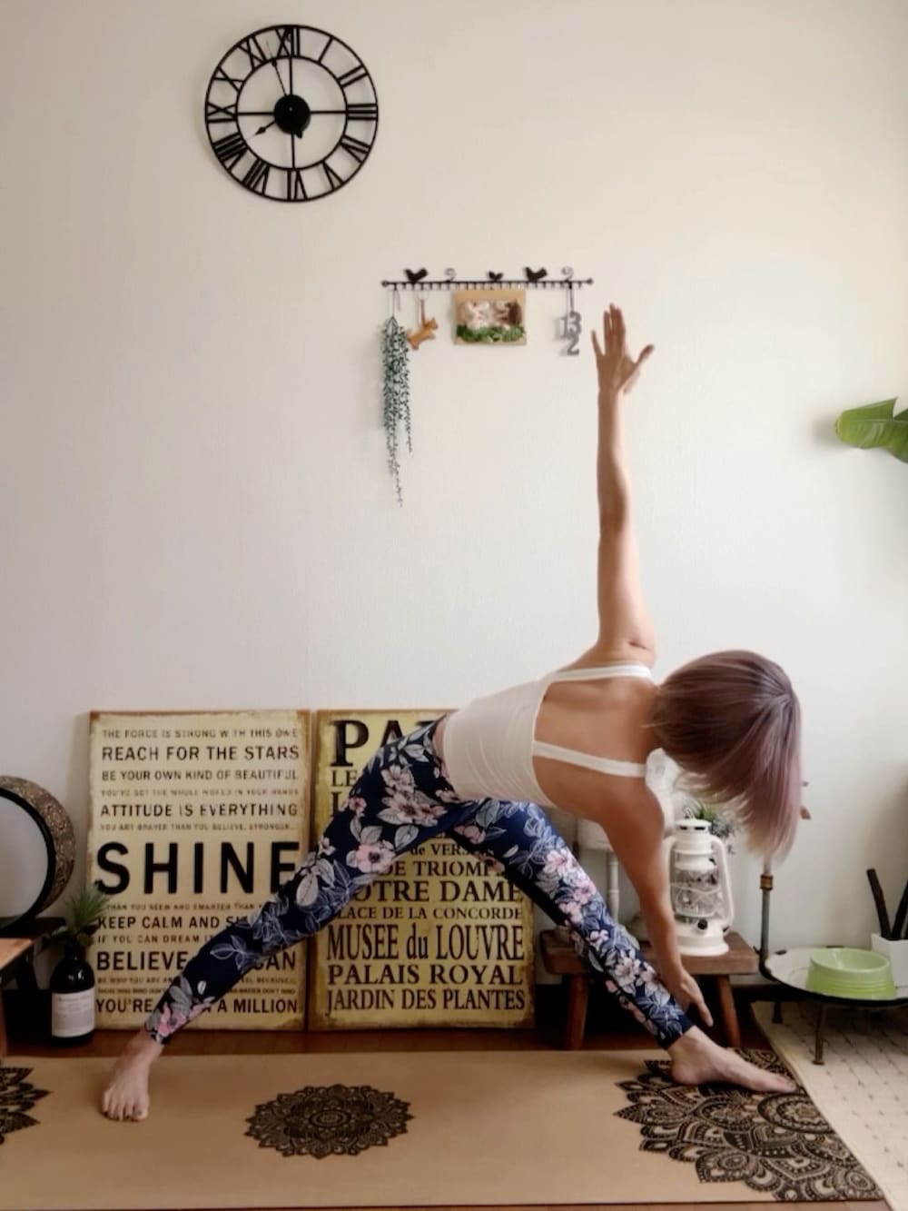 ホワイト系のキャミソール、ピンク系のウィッグ、ブルー系のレギンス/スパッツを着用したレディースの秋コーディネートの2枚目の写真