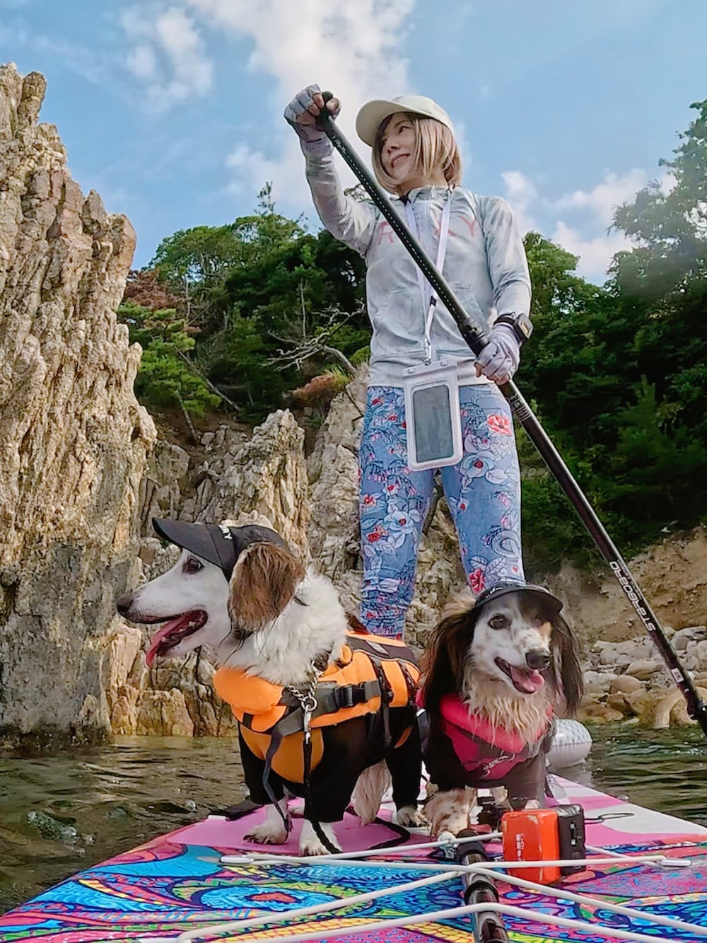 ホワイト系のキャップ、ブルー系のラッシュガード、ブルー系のレギンス/スパッツを着用したレディースの夏コーディネートの5枚目の写真