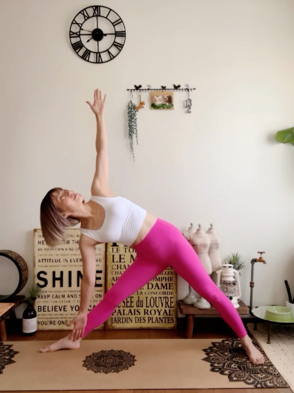 ホワイト系のキャミソール、ピンク系のウィッグ、ピンク系のレギンス/スパッツを着用したレディースの夏コーディネートの3枚目の写真