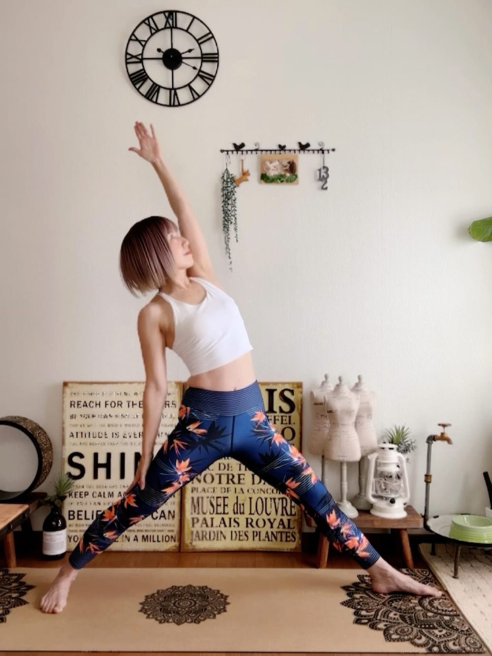 ホワイト系のキャミソール、ピンク系のウィッグ、ブルー系のレギンス/スパッツを着用したレディースの夏コーディネートの2枚目の写真