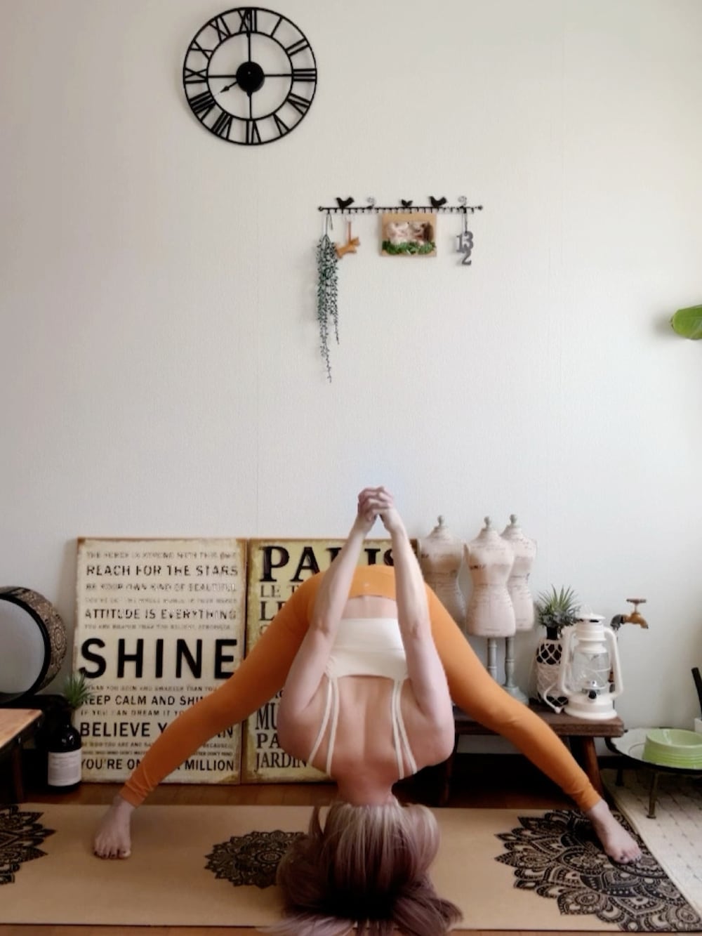 ホワイト系のキャミソール、オレンジ系のレギンス/スパッツ、ピンク系のウィッグを着用したレディースの秋コーディネートの4枚目の写真