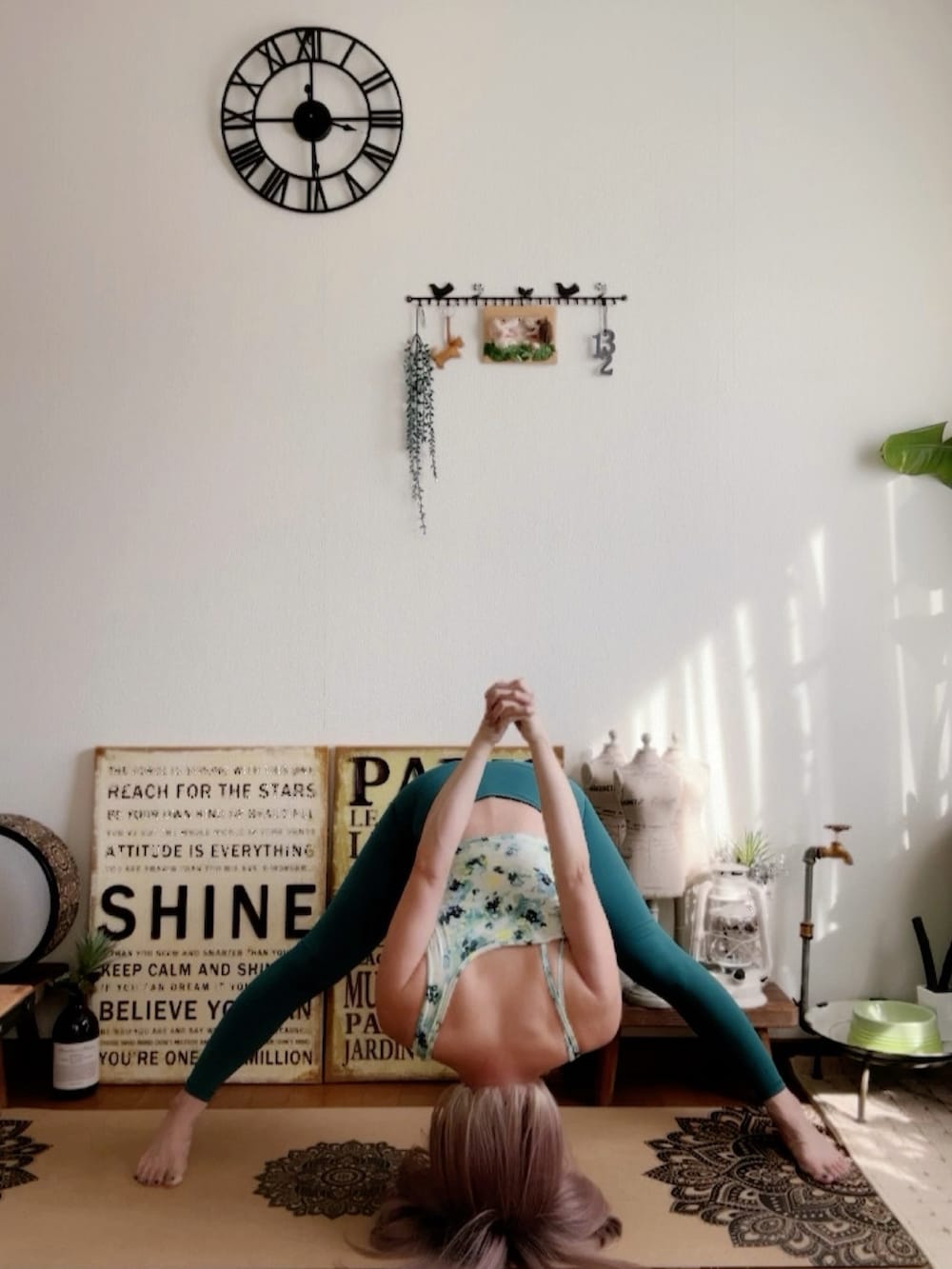 グリーン系のキャミソール、ピンク系のウィッグ、グリーン系のレギンス/スパッツを着用したレディースの秋コーディネートの5枚目の写真