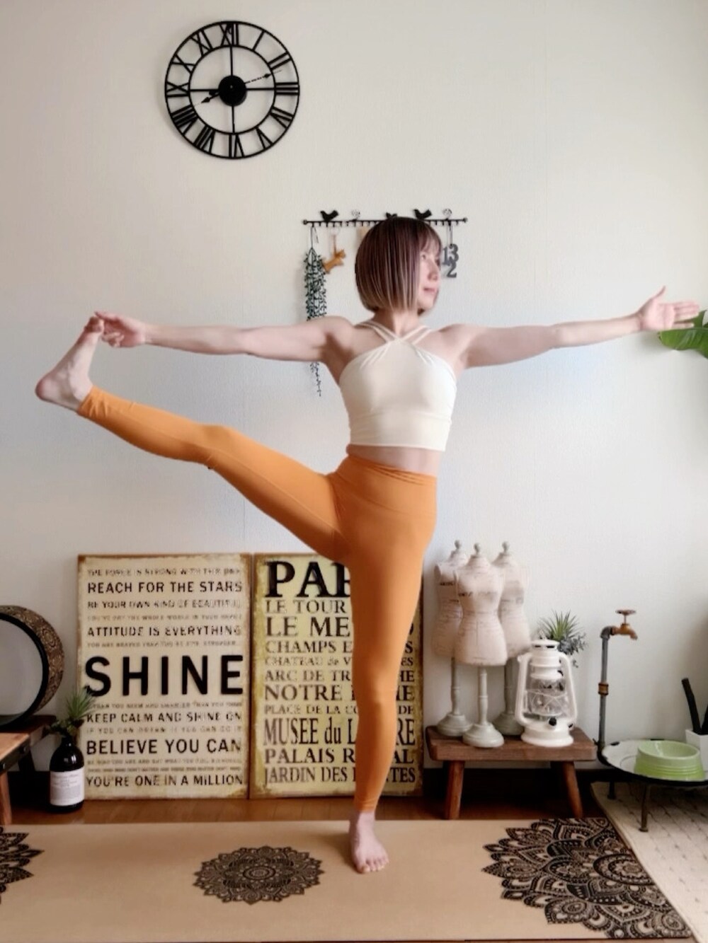 ホワイト系のキャミソール、オレンジ系のレギンス/スパッツ、ピンク系のウィッグを着用したレディースの夏コーディネートの2枚目の写真