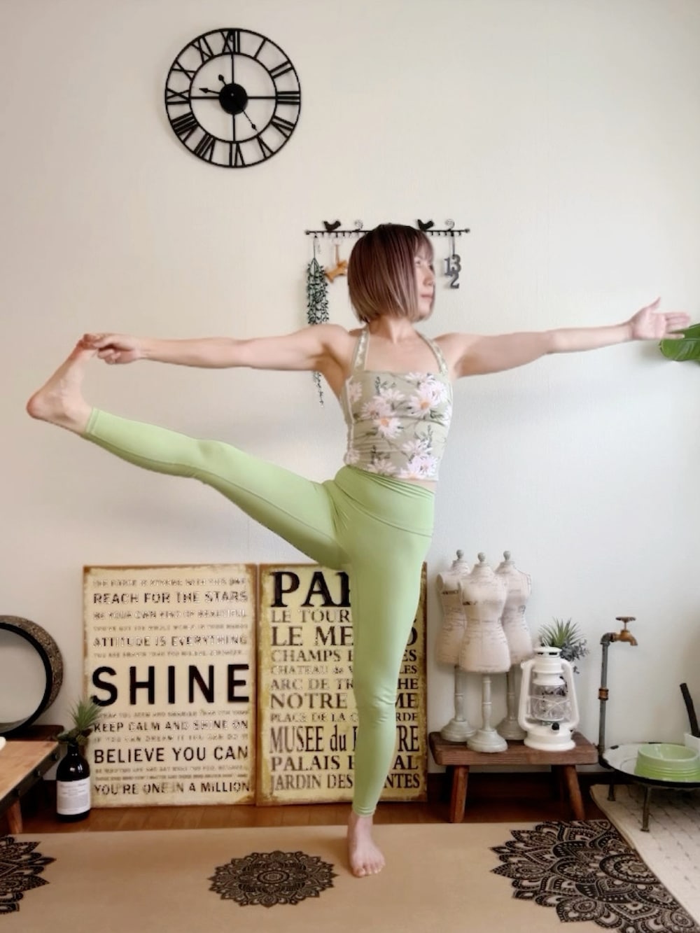 グリーン系のキャミソール、グリーン系のレギンス/スパッツ、ピンク系のウィッグを着用したレディースの夏コーディネートの2枚目の写真