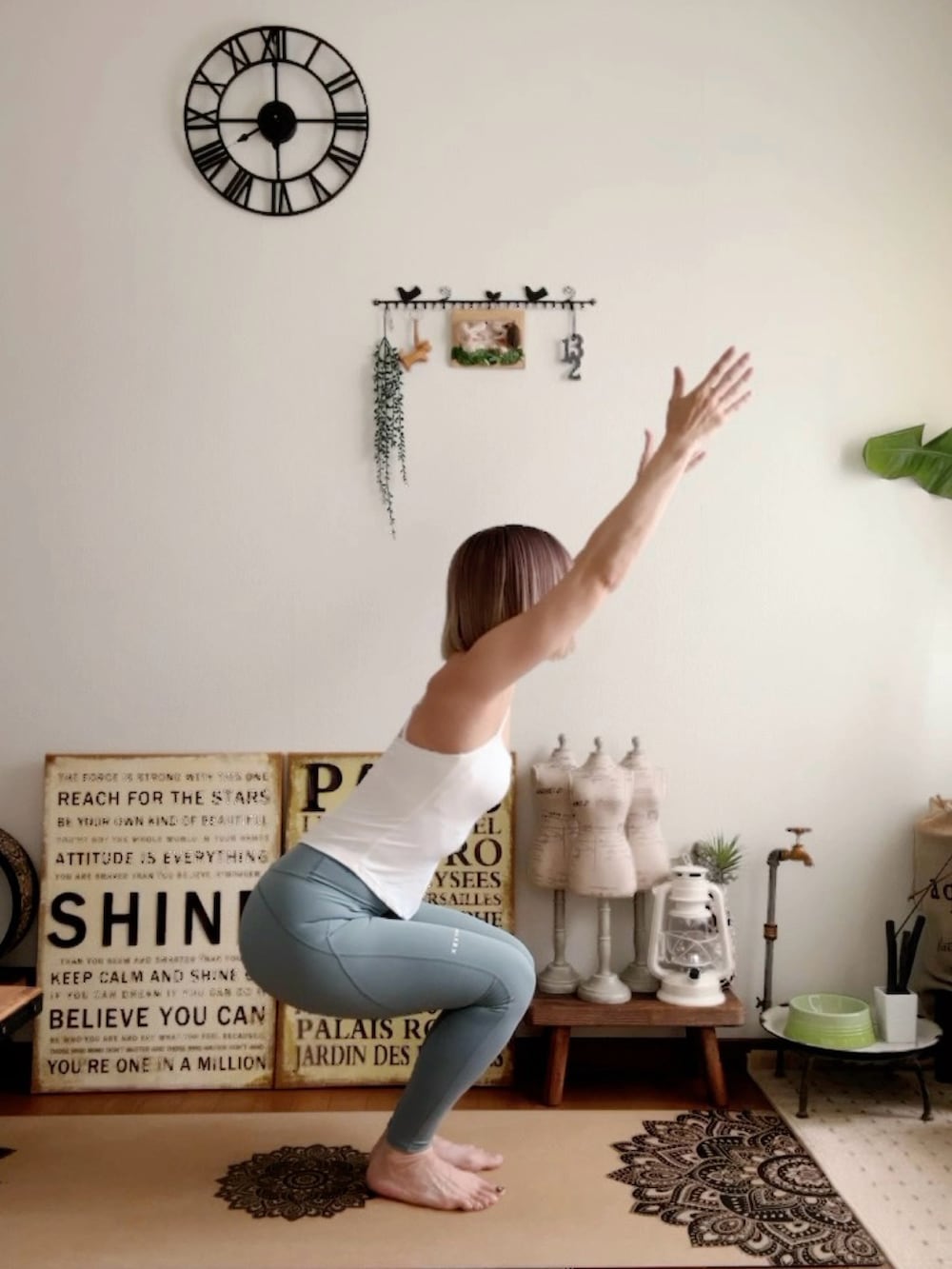 ホワイト系のキャミソール、グリーン系のレギンス/スパッツ、ピンク系のウィッグを着用したレディースの夏コーディネートの5枚目の写真