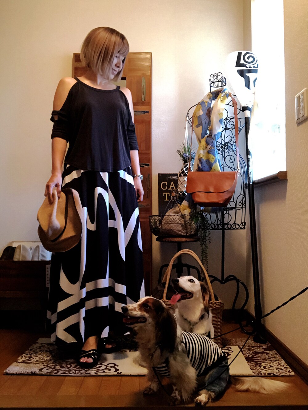 ブラック系のTシャツ/カットソー、ブラック系のスカート、ゴールド系のサンダルを着用したレディースの夏コーディネートの4枚目の写真