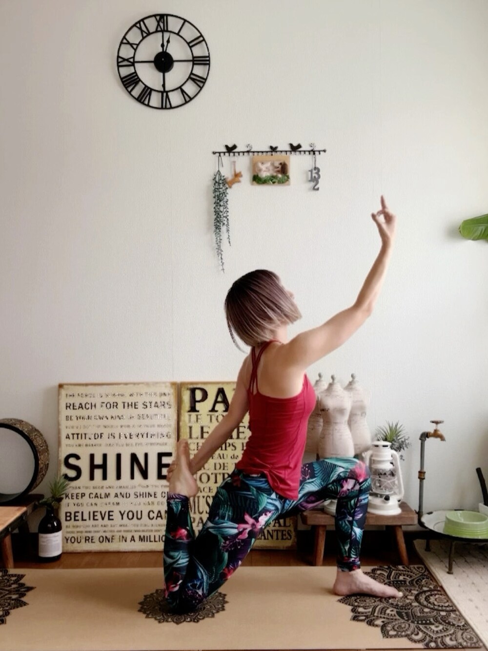 レッド系のキャミソール、ピンク系のウィッグ、ブラック系のレギンス/スパッツを着用したレディースの夏コーディネートの5枚目の写真