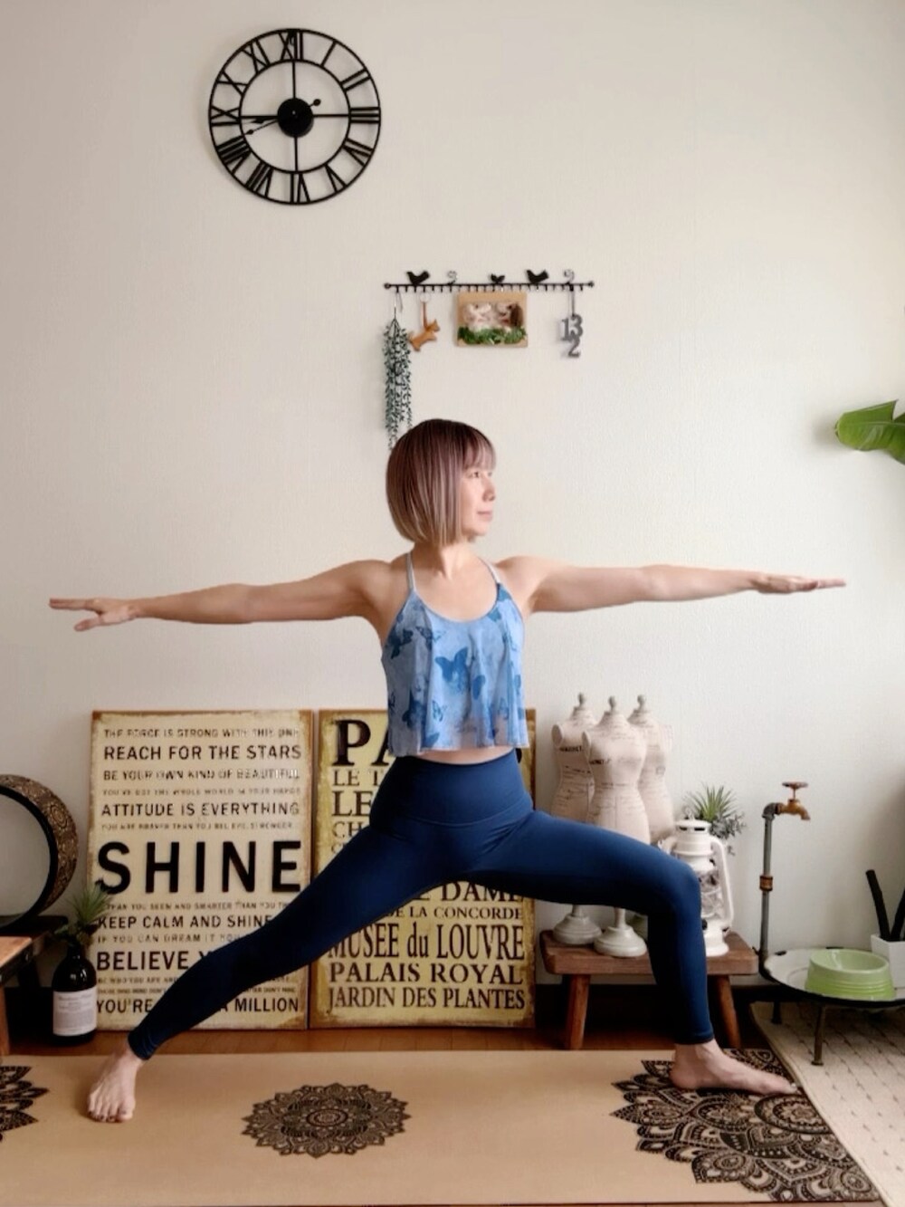 ブルー系のキャミソール、ブルー系のレギンス/スパッツ、ピンク系のウィッグを着用したレディースの秋コーディネートの2枚目の写真