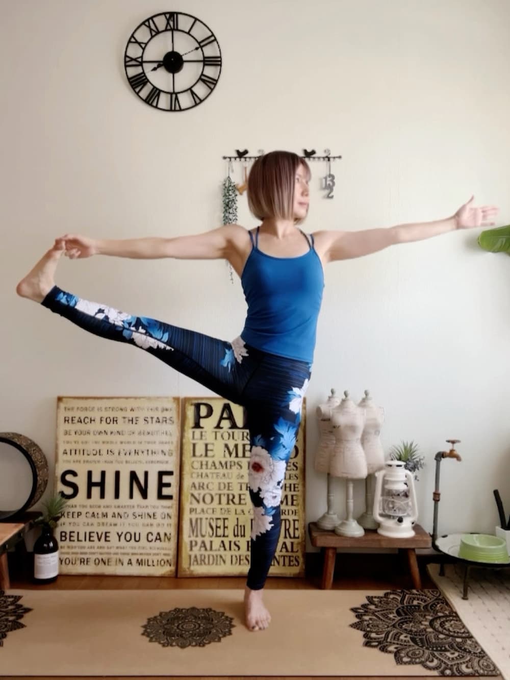 ブルー系のキャミソール、ピンク系のウィッグ、ブルー系のレギンス/スパッツを着用したレディースの秋コーディネートの3枚目の写真