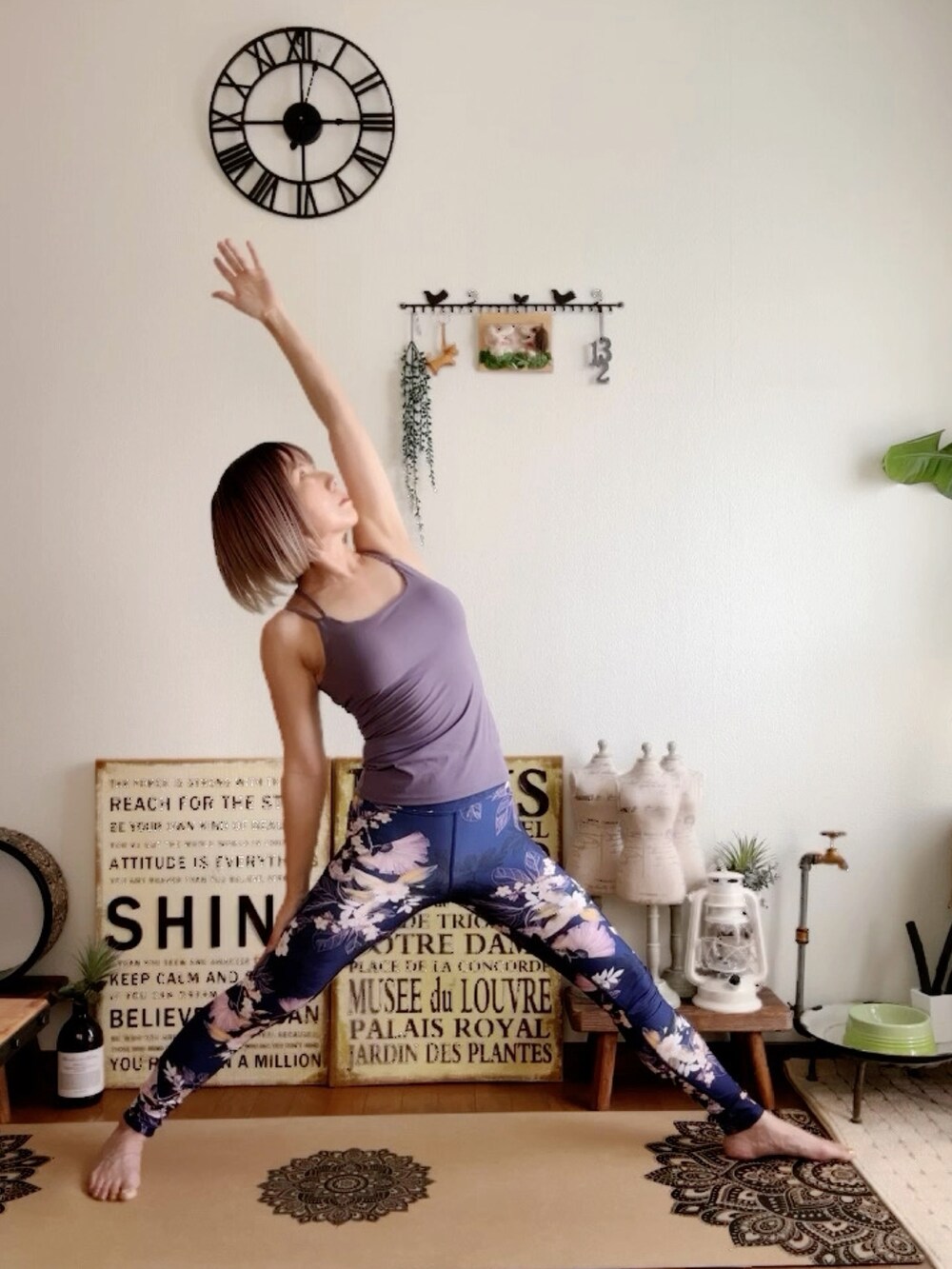 パープル系のキャミソール、ピンク系のウィッグ、パープル系のレギンス/スパッツを着用したレディースの夏コーディネートの4枚目の写真