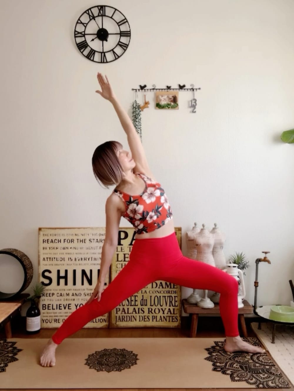 オレンジ系のキャミソール、レッド系のレギンス/スパッツ、ピンク系のウィッグを着用したレディースの夏コーディネートの2枚目の写真